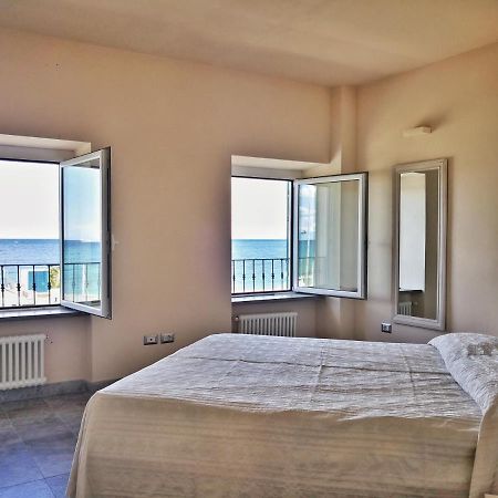 Appartamento Deluxe Con Terrazza Sul Mare サヴォーナ エクステリア 写真