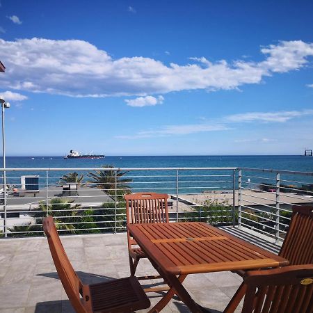 Appartamento Deluxe Con Terrazza Sul Mare サヴォーナ エクステリア 写真