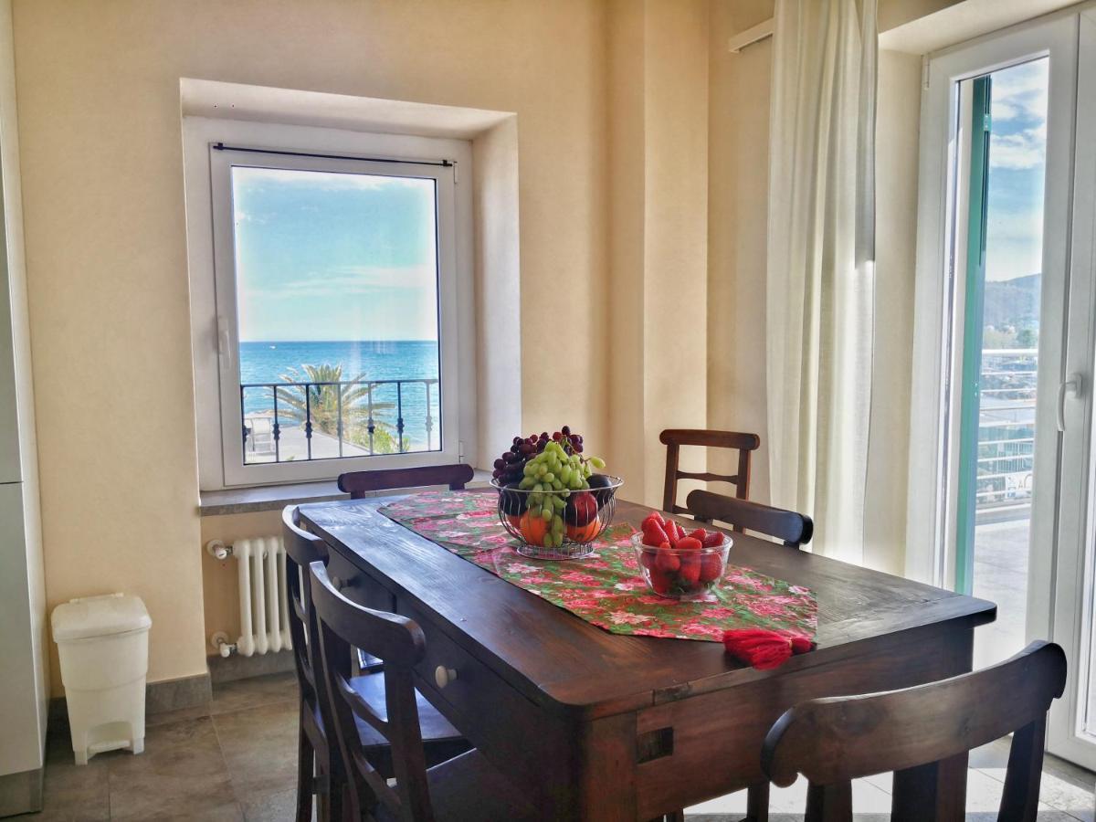 Appartamento Deluxe Con Terrazza Sul Mare サヴォーナ エクステリア 写真