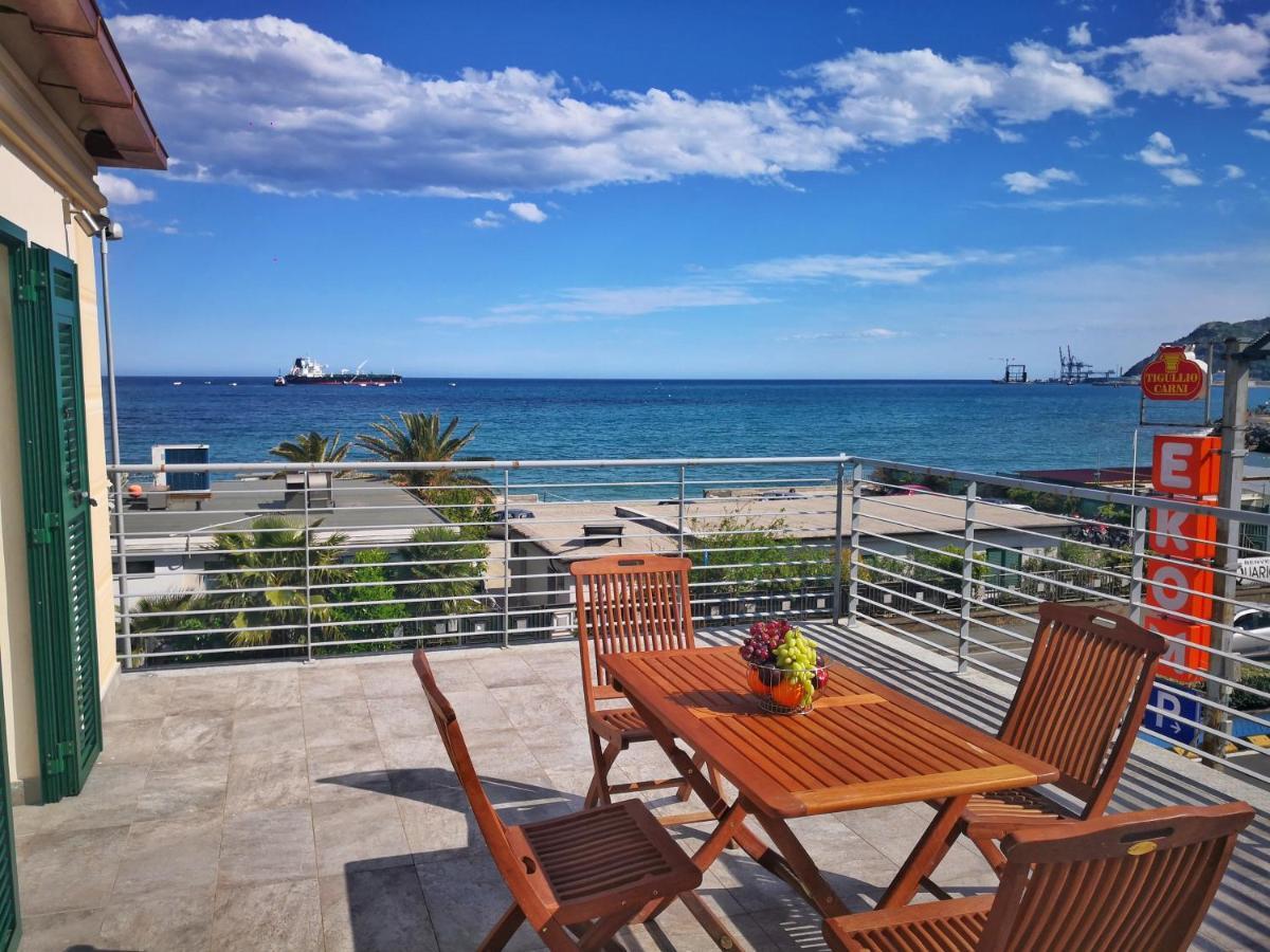 Appartamento Deluxe Con Terrazza Sul Mare サヴォーナ エクステリア 写真