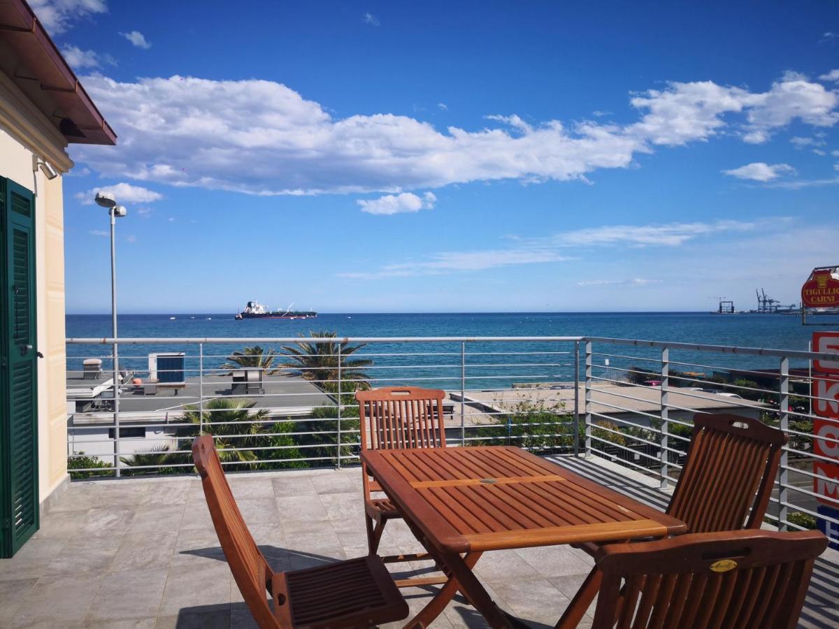 Appartamento Deluxe Con Terrazza Sul Mare サヴォーナ エクステリア 写真