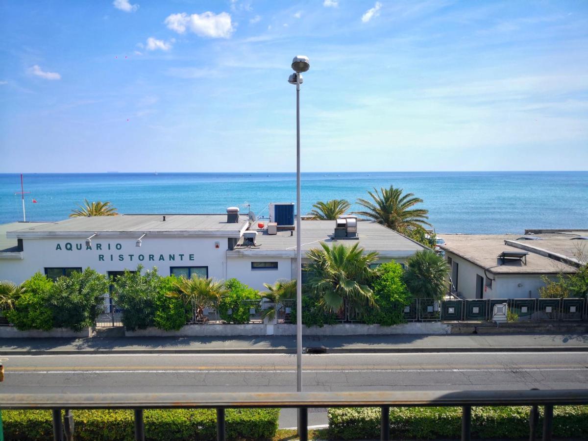 Appartamento Deluxe Con Terrazza Sul Mare サヴォーナ エクステリア 写真