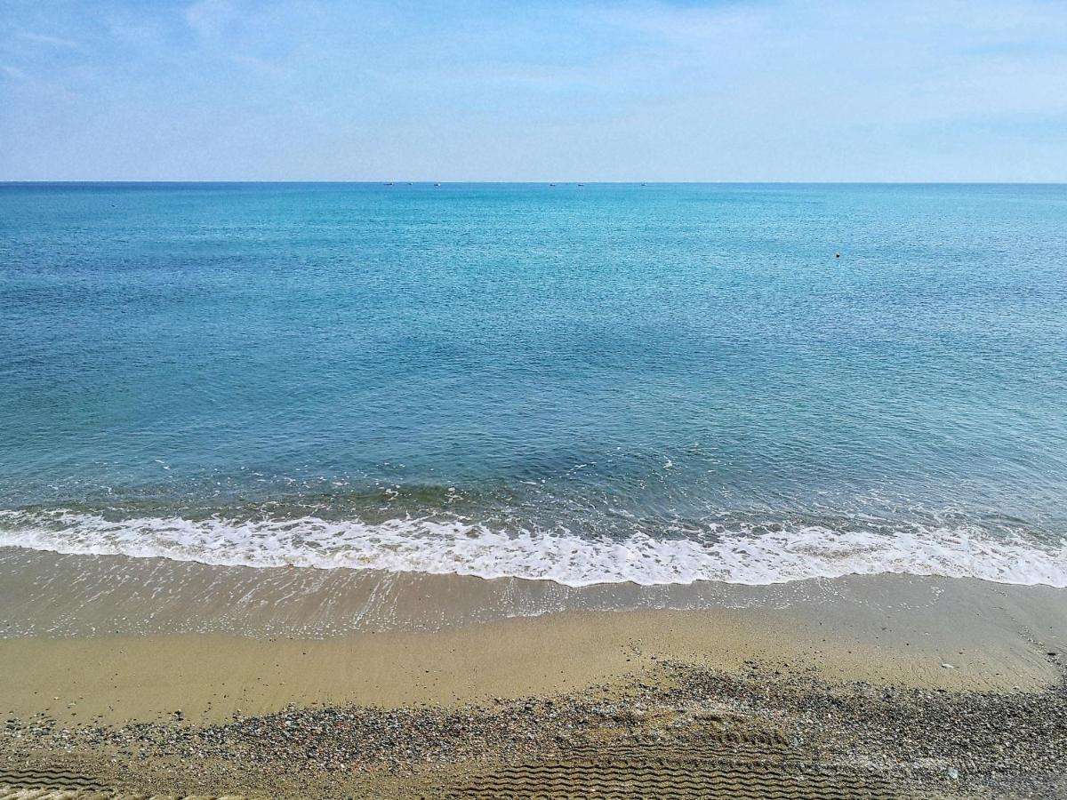 Appartamento Deluxe Con Terrazza Sul Mare サヴォーナ エクステリア 写真