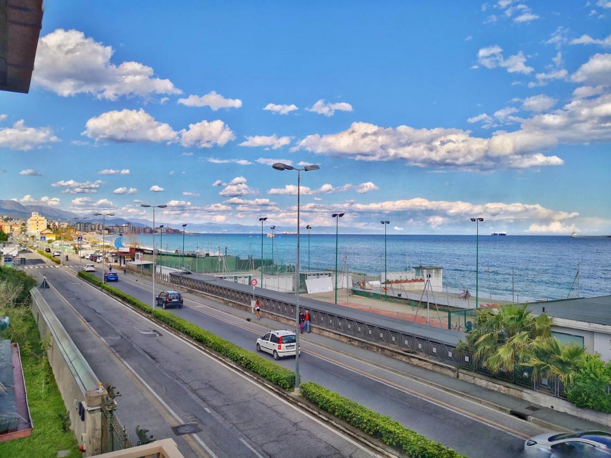 Appartamento Deluxe Con Terrazza Sul Mare サヴォーナ エクステリア 写真